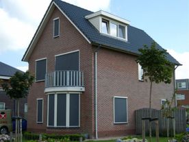 Buitenzonwering donkergrijze rolluiken