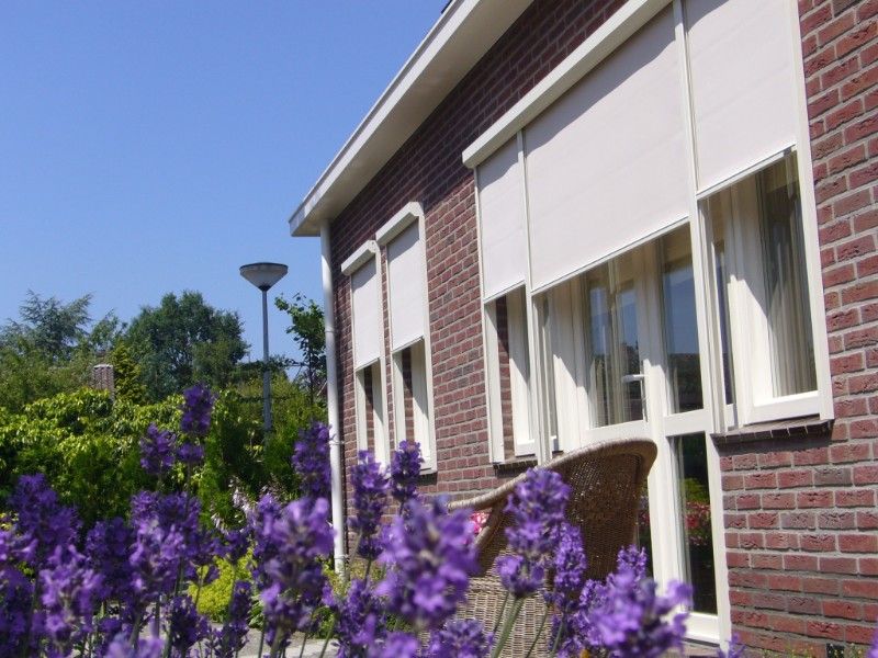Witte buitenzonwering rolluiken